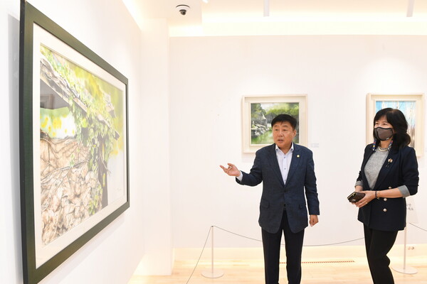 사진=윤창철 양주시의회 의장과 김경원 작가가 함께 의정갤러리를 둘러보고 있다.