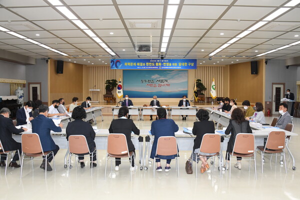 사진=민주평화통일자문회의 동두천시협의회가 ‘북핵 문제 해결과 한반도 평화·번영을 위한 담대한 구상’이라는 주제로 3분기 정기회의를 개최하고 있다. 