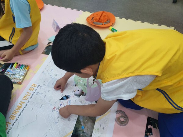 사진=안양문화예술재단이 초등학교 어린이 놀이탐사대를 진행하고 있다. 