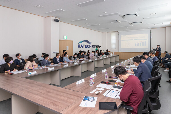 사진=시흥시 한국자동차연구원 경기본부에서 K-미래차 밸리 혁신 전담조직(TF) 첫 회의가 열리고 있다. 