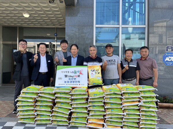사진=안성시 죽산면 농업경영인회가 퇴비 운반 작업을 통해 마련한 기금으로 쌀(10㎏) 70포를 기탁하고 있다. 