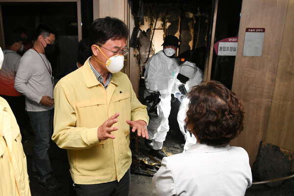 사진=이민근 안산시장이 25일 고려대학교 안산병원 화재현장을 점검하고 있다.