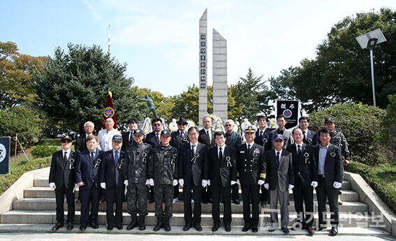 옹진군 해군 영흥도 전적비에서 열린 X-RAY 작전 특수임무 14위 전사자 추모식에 참석한 관계자들이 기념사진을 찍고 있다.