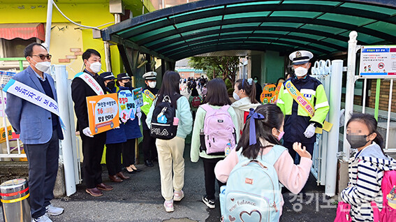 차준택(왼쪽 두 번째) 부평구청장이 부평서초등학교에서 스쿨존 교통안전 캠페인을 하고 있다.