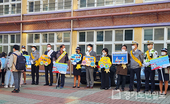차준택 부평구청장이 20일 부평동초등학교에서 어린이 교통안전 릴레이 캠페인을 하고 있다.