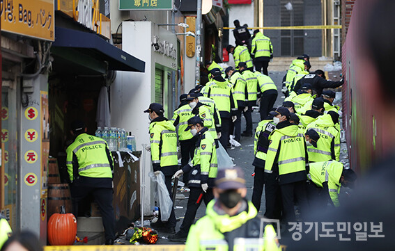 지난 29일 밤 서울 용산구 이태원 일대에서 대규모 압사 사고가 발생했다. 30일 아침 경찰들이 유류품 수색을 하고 있다. 
