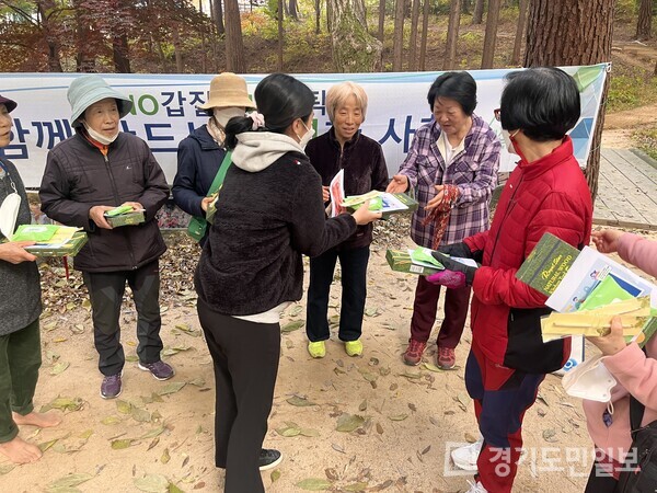 서울국유림관리소가 청탁금지법 준수 및 행복한 직장을 위한 갑질 근절 대국민 캠페인을 삼태기숲 및 주변 주민들을 대상으로 실시하고 있다. 