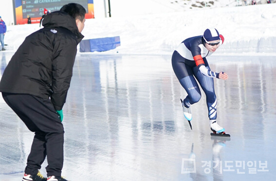스피드스케이팅 장거리 주자 박지우가 제31회 동계세계대학경기대회 여자 3000ｍ에서 4분28초18의 기록으로 은메달을 획득했다.