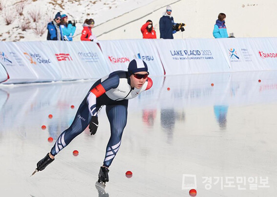 박지우가 2023 레이크플래시드 동계세계대학경기대회 스피드스케이팅 여자 3000m에서 역주하고 있다.