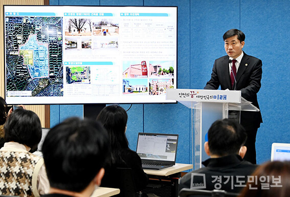 19일 인천광역시청 브리핑룸에서 정동석 도시계획국장이 캠프 마켓 조병창 병원 건축물과 관련해 기자간담회를 하고 있다.