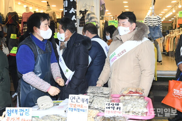 백경현 구리시장이 구리전통시장에서 설 명절맞이 ‘기관장 전통시장 장보기의 날’ 행사에 참여하고 있다. 