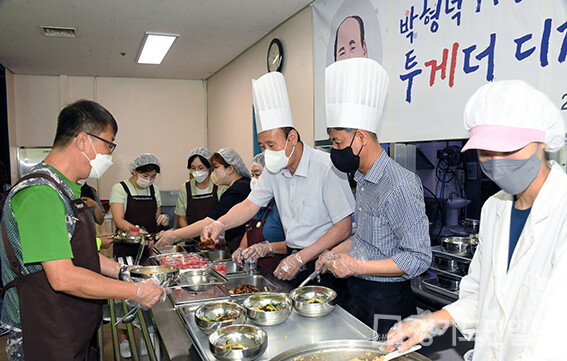 박형덕 동두천시장이 장애인종합복지관을 찾아 점심 배식봉사를 하고 있다.