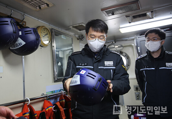 도기범 인천해양경찰서장이 함정에 비치된 안전장구를 확인하고 있다.