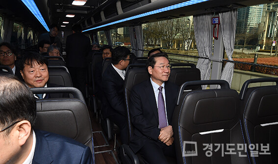 유정복 인천시장이 22일 송도컨벤시아에서 열린 ‘2023 인천 액화수소 포럼’에서 수소고상버스를 시승하고 있다.