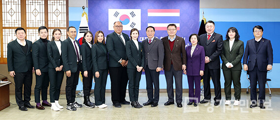 태국 방콕시의회 대표단이 22일 인천광역시의회를 방문하여 기념사진을 찍고 있다.