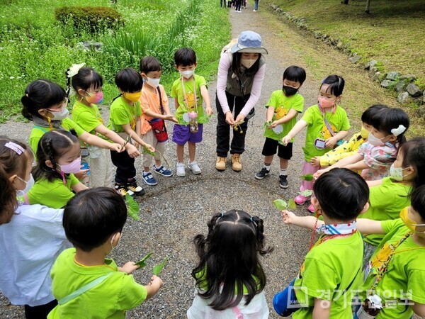 나무고아원 내에 조성된 하남 유아숲체험원에서 어린이들이 프로그램에 참여하고 있다. 