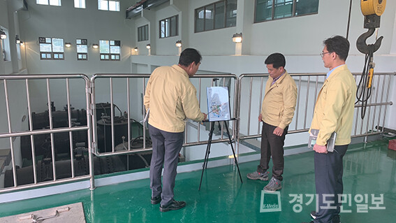 박종효(가운데) 남동구청장이 서창2배수펌프장을 방문해 수방 자재에 대한 운영ㆍ관리 실태를 점검하고 있다.