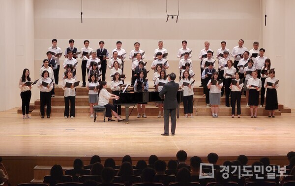 삼일동문합창단(지휘 김철환, 1992년 졸)이 삼일학교 개교 120주년 기념 음악회를 수놓고 있다. 