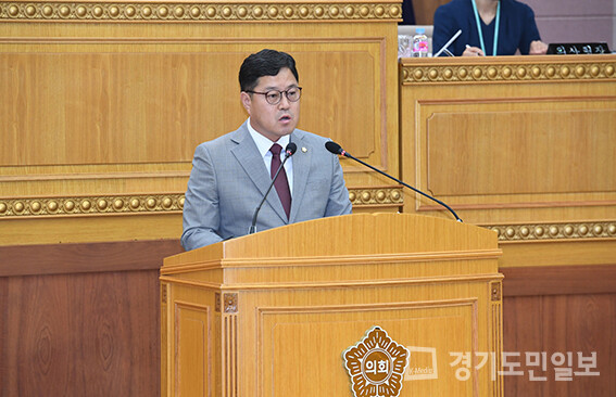 김현수 의원이 ‘경기북부특별자치도 설치 촉구 건의안’을 대표발의하고 있다.