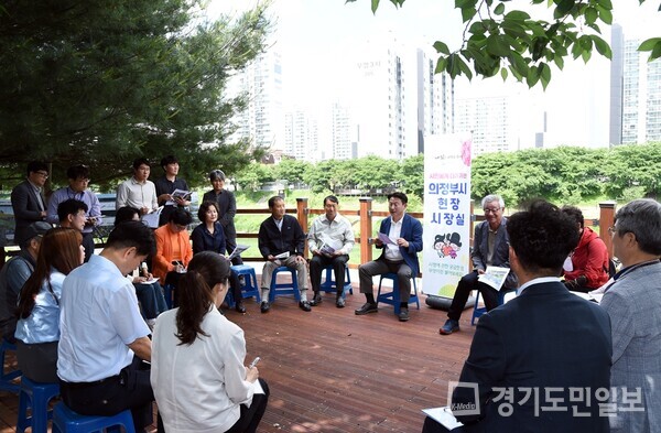 김동근 의정부시장이 중랑천 전망대 데크에서 현장시장실을 열고 중랑천 식물군락지 조성에 대한 의견을 청취하고 있다.