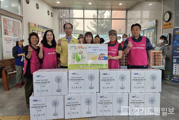 전주반찬 김서현 대표가 안산시 일동 지역사회보장협의체에 선풍기 15대를 기탁하고 있다. 