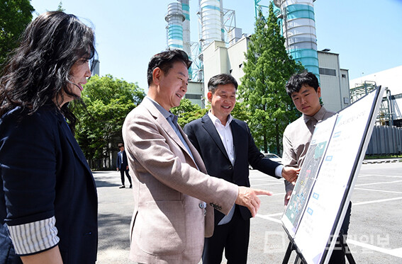 김동근 의정부시장이 인천연료전지를 방문하여 인천시의 에너지 자립 실태를 확인하고 있다. 