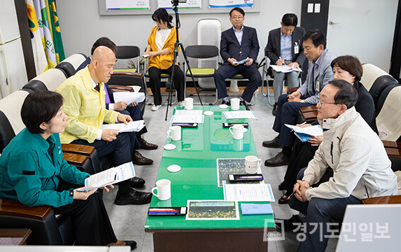 김덕현 연천군수가 한화진 환경부 장관과 대화의 시간을 갖고 있다.