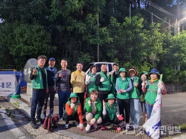 도로변 환경정화 활동을 펼친 이천시 관고동 새마을지도자들. 