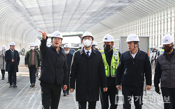 정명근 화성시장이 오산동 경부고속도로 지하화 구간 건설현장을 살펴보고 있다.