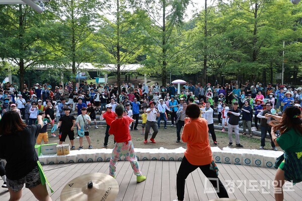 ‘제12회 별내면 가족 힐링 걷기대회’에 참석한 별내면민들이 몸 풀기 춤을 추고 있다.  