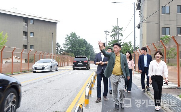 김동근 의정부시장이 가능동 일원 반환공여지 캠프 레드클라우드(CRC) 통과도로를 점검하고 있다.