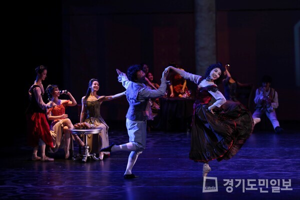 댄스시어터샤하르 창단 20주년 기념 특별기획공연, 창작드라마 발레 ‘레 미제라블’ 공연의 한 장면.