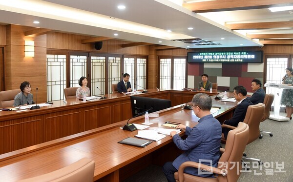의정부시가 소회의실에서 ‘2023년 제2회 의정부시 공직자윤리위원회’ 회의를 개최하고 있다. 