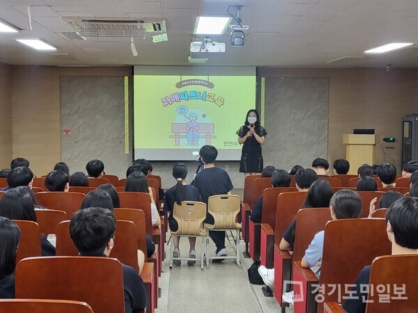 회룡중학교 학생들이 치매파트너 교육을 받고 있다.