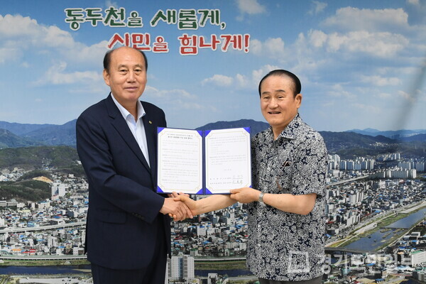 박형덕(왼쪽) 동두천시장이 대진의료재단 측과 동두천 제생병원 무상 임대 협약을 체결하고 있다.