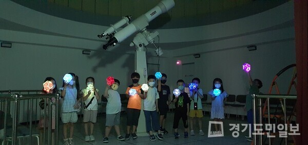 의정부시가 초등학생들을 대상으로 의정부천문대에서 천문교실을 진행하고 있다.