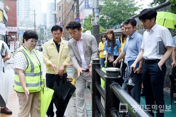 김동근 의정부시장이 호원초등학교 통학로 안전 위험요인을 확인하고 있다. 