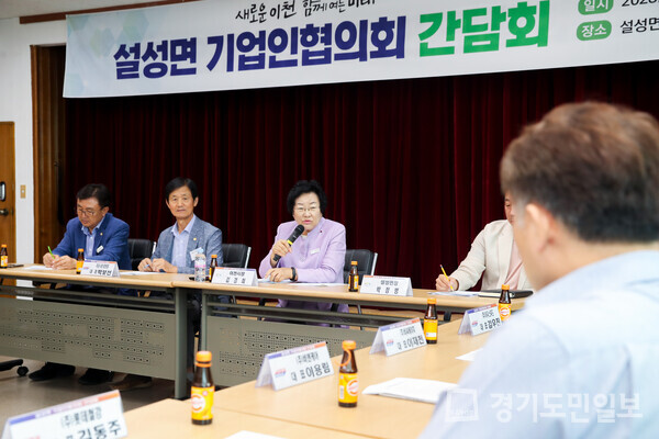 김경희(왼쪽부터 세 번째) 이천시장이 설성면 행정복지센터에서 ‘설성면 기업인협의회 간담회’를 갖고 있다.