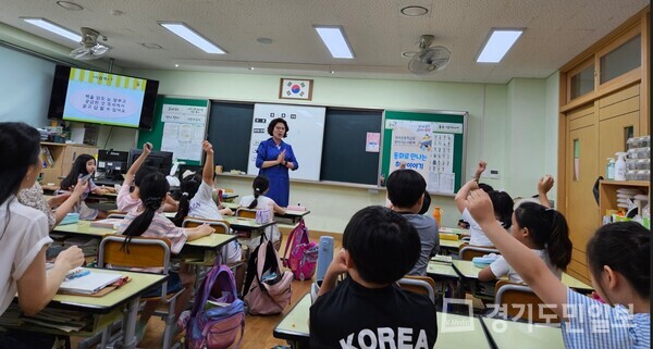 사람책 활동가가 청아초등학교를 찾아가 경험과 지식을 공유하며 소통하는 시간을 갖고 있다.