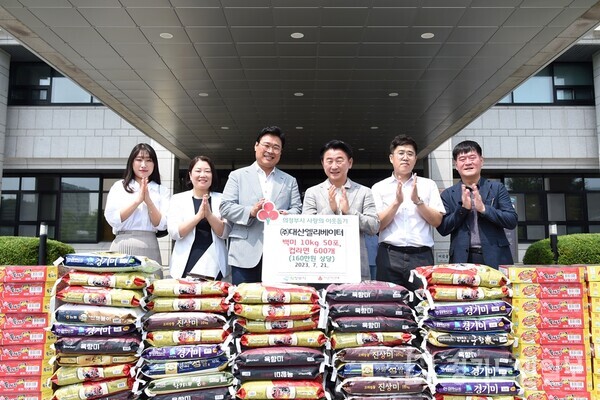 ㈜대산엘리베이터가 김동근(오른쪽부터 세 번째) 의정부시장에게 백미 50포와 컵라면 600개를 기부하고 있다. 