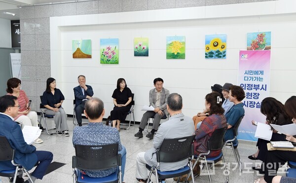 김동근 의정부시장이 시청 본관 1층 로비에서 현장시장실을 열고 시민갤러리 이용자 10여명과 함께 대화를 나누고 있다. 