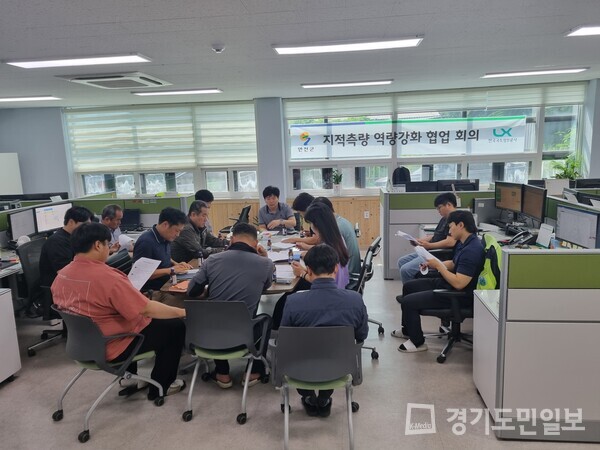 연천군이 LX 한국국토정보공사 연천지사와 다양해지는 민원 서비스의 요구사항과 신속·정확한 업무처리를 위한 회의를 개최하고 있다. 
