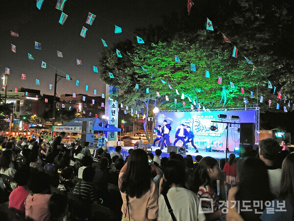 성남시 중원구 하대원동 중원청소년수련관 광장에서 ‘하대원 끼 콩쿠르의 밤’ 행사가 펼쳐지고 있는 모습. 