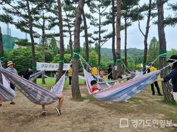 성남시 율동공원에서 7월2일 열린 제2회 팝업 놀이터 때 폐현수막 재활용 해먹 그네타기 모습.