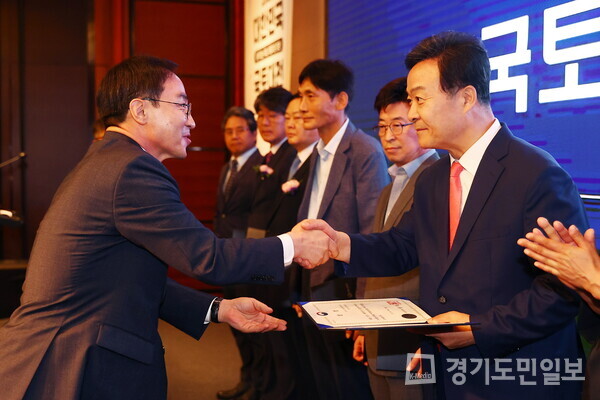 김성제(오른쪽) 의왕시장이 ‘2023 대한민국 국토대전 시상식’에서 ‘왕송호수 복합문화단지 조성사업’으로 국토교통부 장관상을 수상하고 있다.