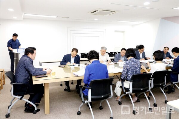 안양시가 시청 접견실에서 최대호 안양시장 주재로 후쿠시마 방사능 오염수 방류 대응 긴급대책회의를 갖고 있다. 