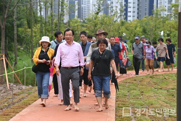 이현재 하남시장이 시민들과 함께 미사한강5호공원 내 황토산책길을 걷고 있다.  