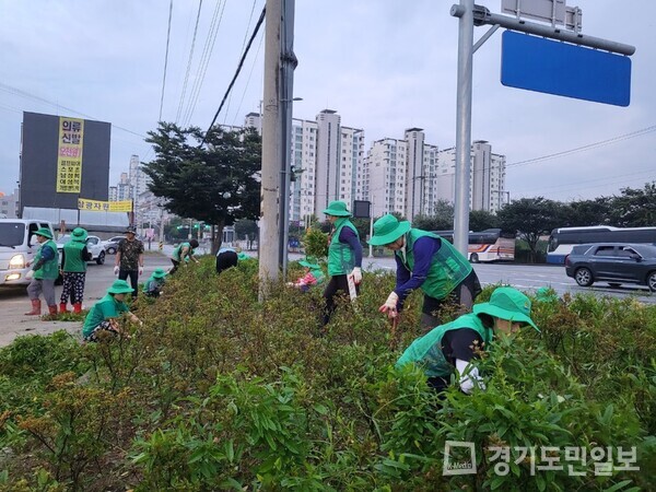이천시 새마을증포동남녀지도자협의회가 증포동 일대 주요 도로변 예초 작업을 벌이고 있다.