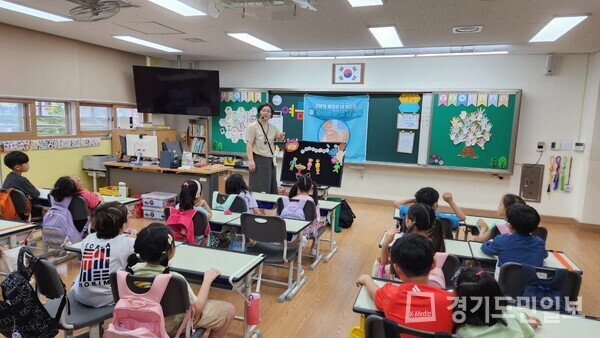 하남시가 초등학교를 찾아가 감염병 예방 체험교육을 펼치고 있다.