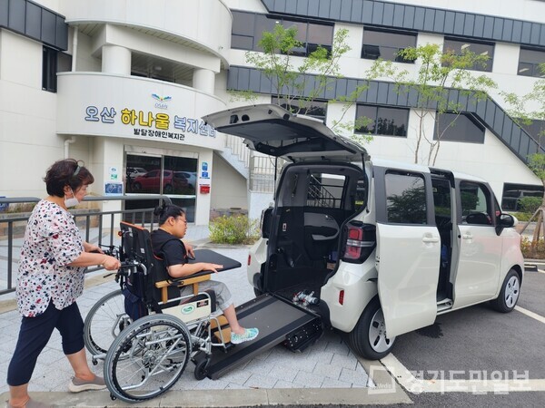오산시하나울복지센터 발달장애인이 휠체어 리프트 차량에 탑승하고 있다.